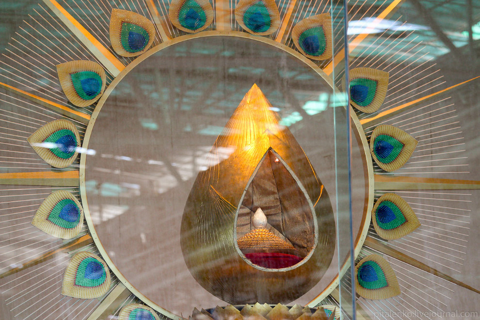 Храм Wat Dhammakaya и миллион золотых статуэток