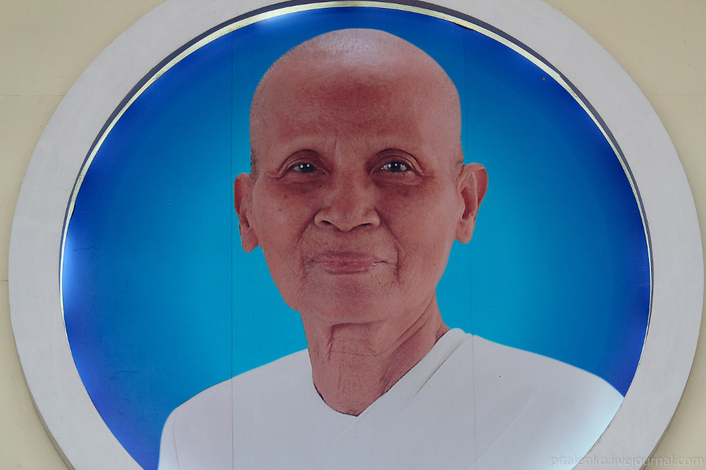 Храм Wat Dhammakaya и миллион золотых статуэток