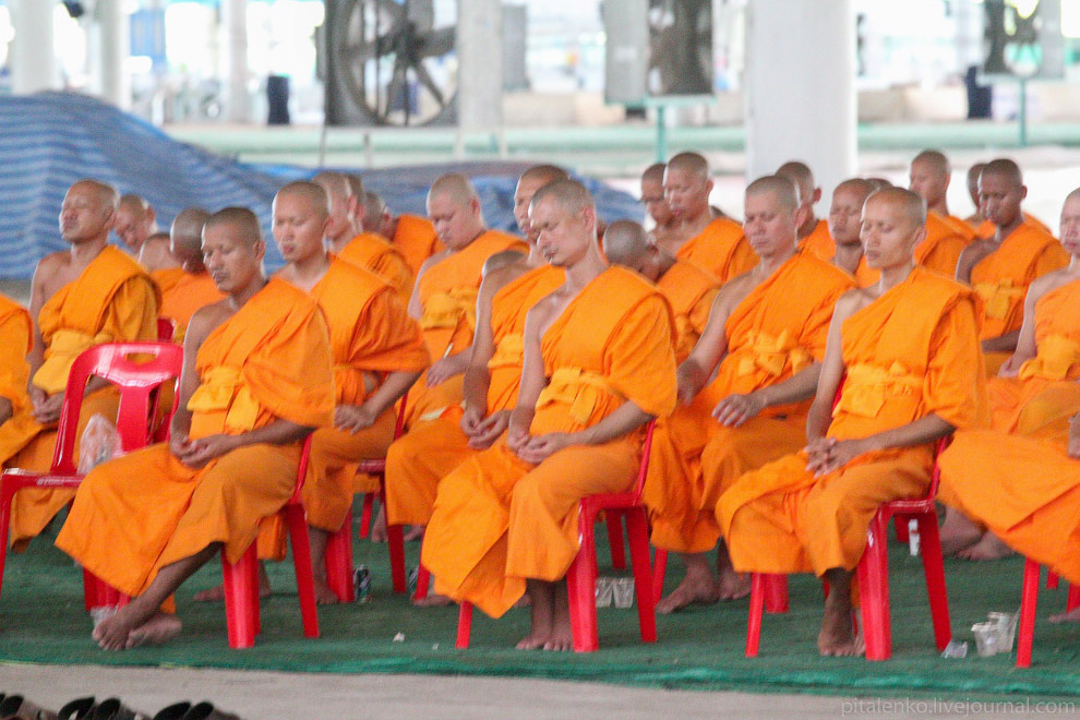 Храм Wat Dhammakaya и миллион золотых статуэток