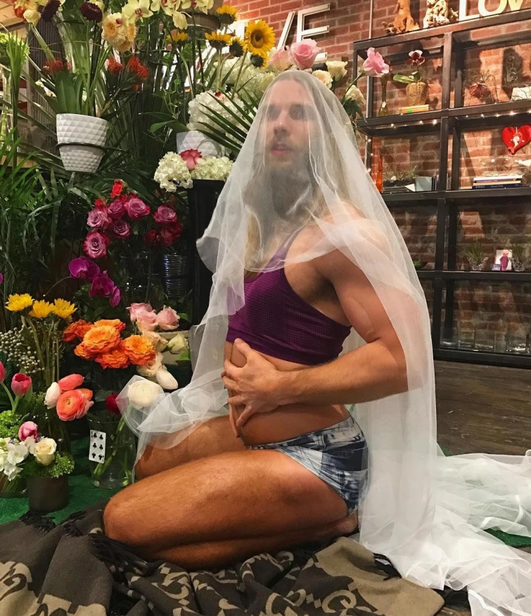 Смешная страница в Instagram, где мужчины пародируют типичные женские фотографии