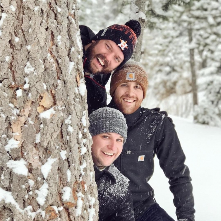 Смешная страница в Instagram, где мужчины пародируют типичные женские фотографии