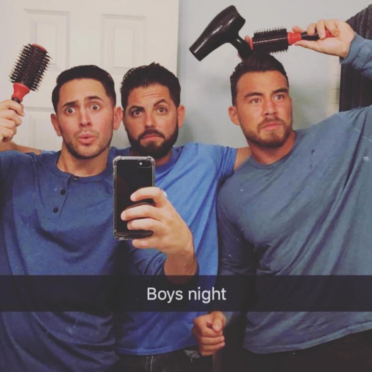 Смешная страница в Instagram, где мужчины пародируют типичные женские фотографии