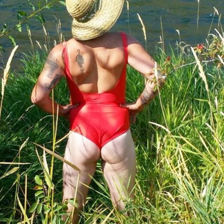 Смешная страница в Instagram, где мужчины пародируют типичные женские фотографии