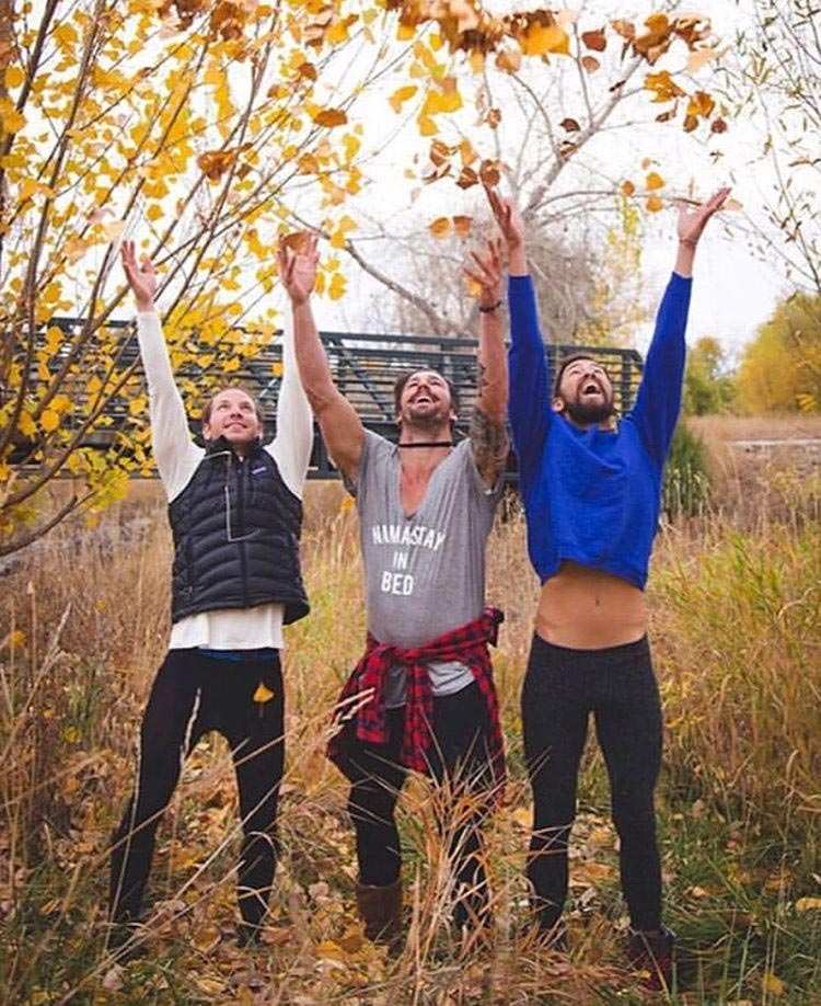 Смешная страница в Instagram, где мужчины пародируют типичные женские фотографии