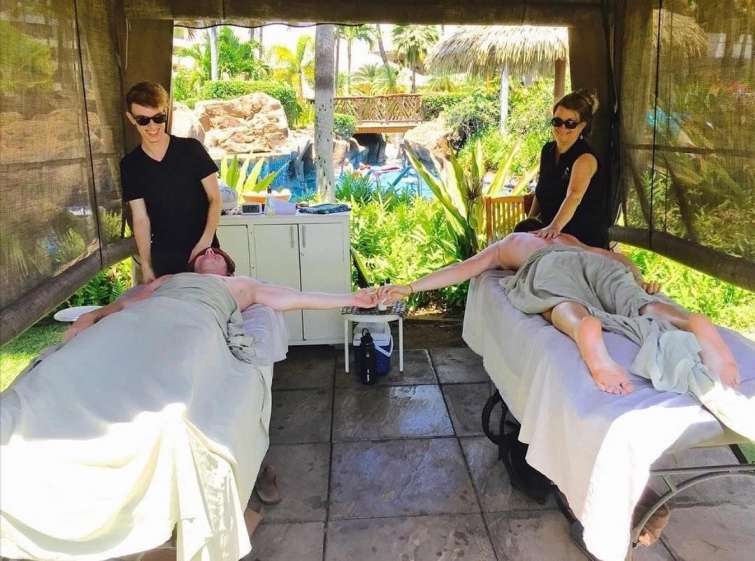 Смешная страница в Instagram, где мужчины пародируют типичные женские фотографии