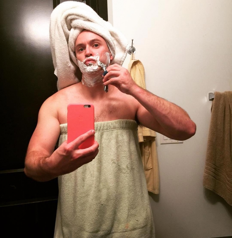 Смешная страница в Instagram, где мужчины пародируют типичные женские фотографии