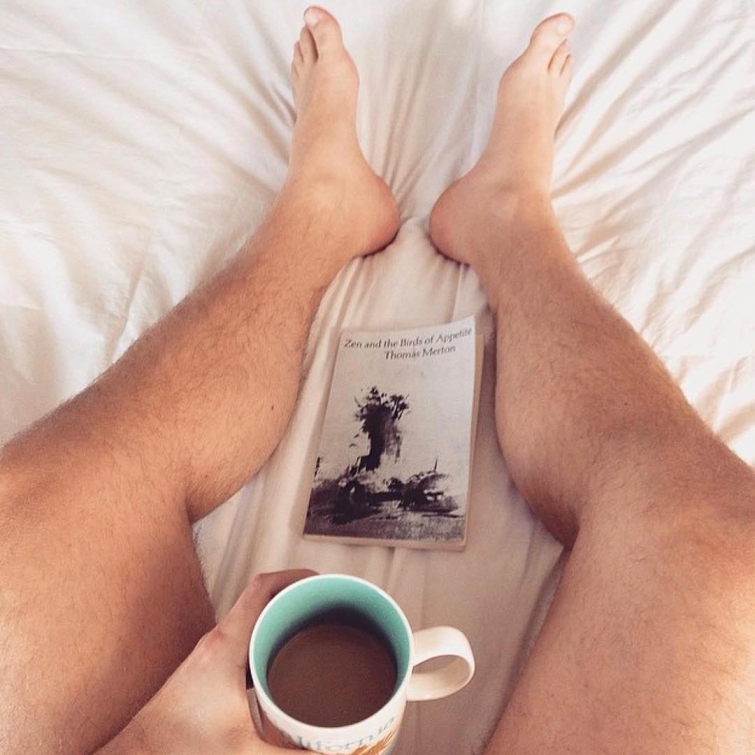 Смешная страница в Instagram, где мужчины пародируют типичные женские фотографии