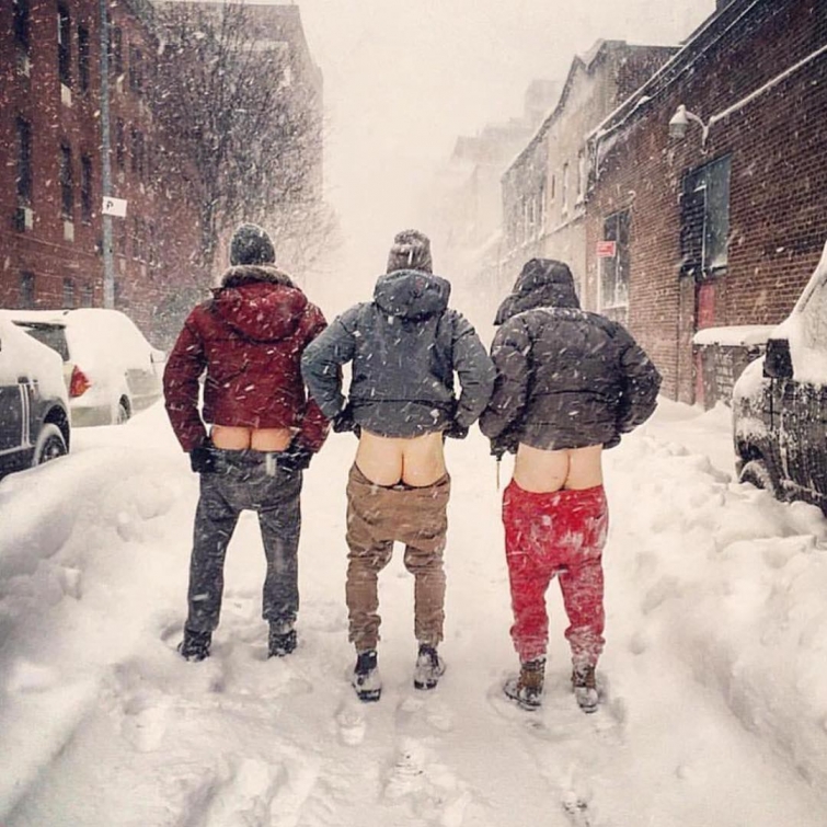 Смешная страница в Instagram, где мужчины пародируют типичные женские фотографии