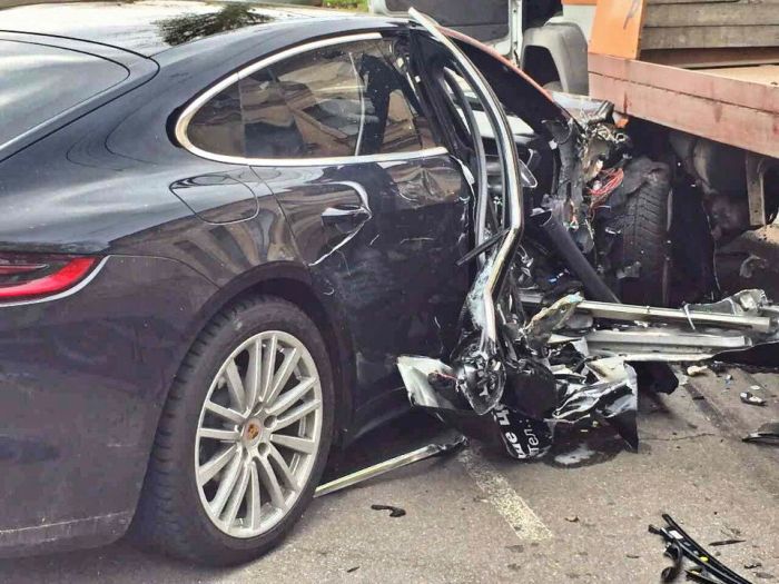 В Одессе во время тест-драйва разбили спорткар Porshe Panamera 4S