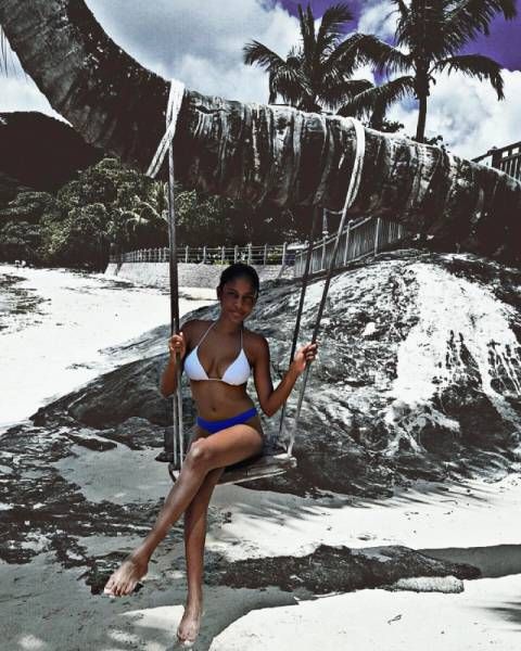 Девушки на качелях