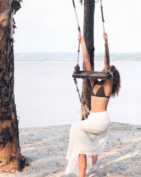 Девушки на качелях