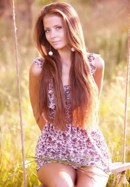 Девушки на качелях