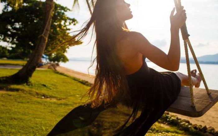 Девушки на качелях