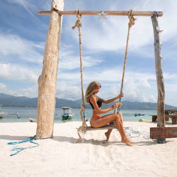 Девушки на качелях