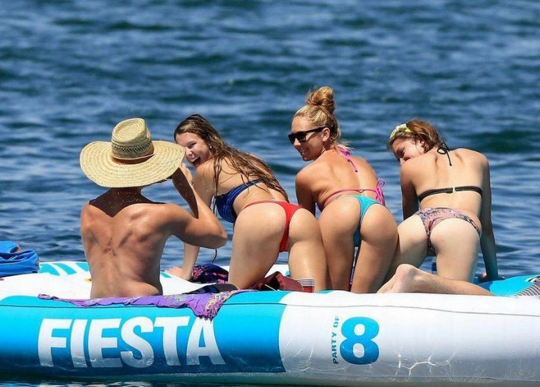 Забавные и пикантные фото с девушками