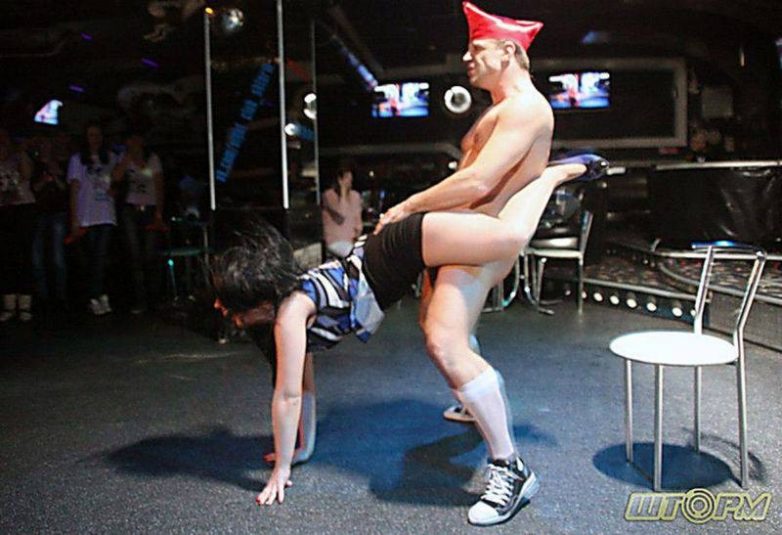 Забавные и пикантные фото с девушками