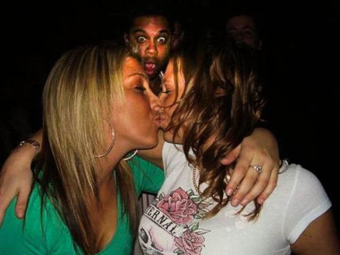 Девушки веселятся