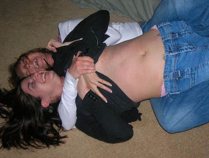 Девушки веселятся