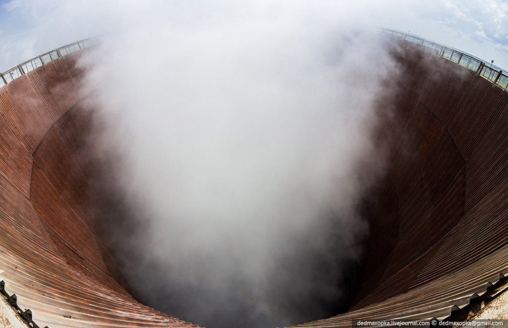 Градирни — огромные охлаждающие башни