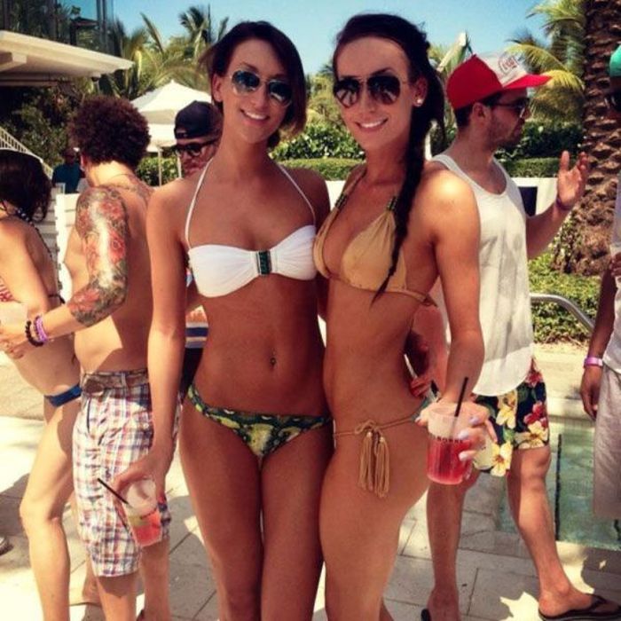 Девушки в бикини