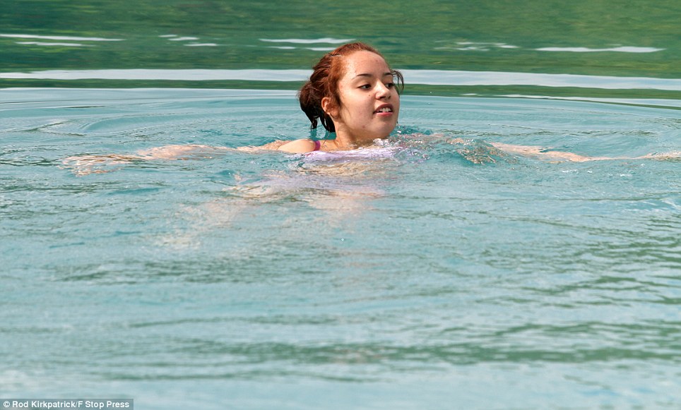 Красота бывает обманчива: А вы бы искупались в отбеливателе?