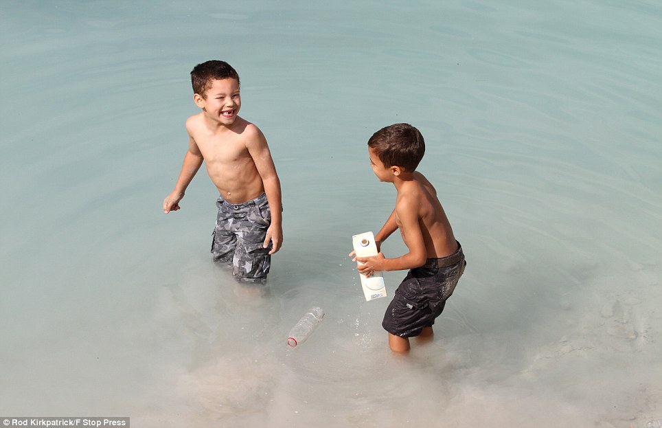 Красота бывает обманчива: А вы бы искупались в отбеливателе?