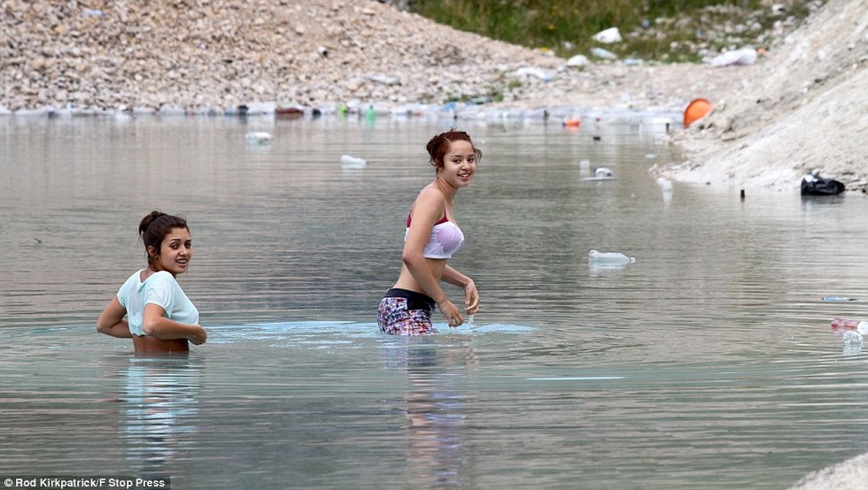 Красота бывает обманчива: А вы бы искупались в отбеливателе?