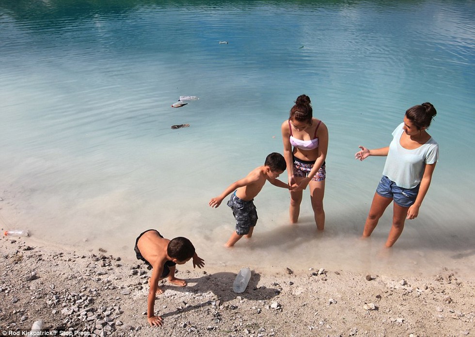Красота бывает обманчива: А вы бы искупались в отбеливателе?