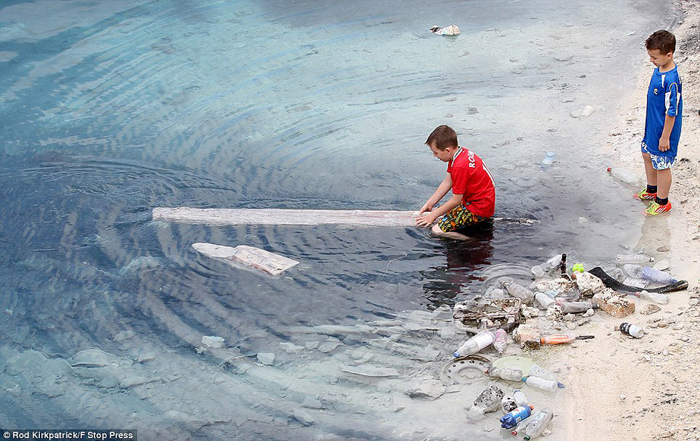 Красота бывает обманчива: А вы бы искупались в отбеливателе?