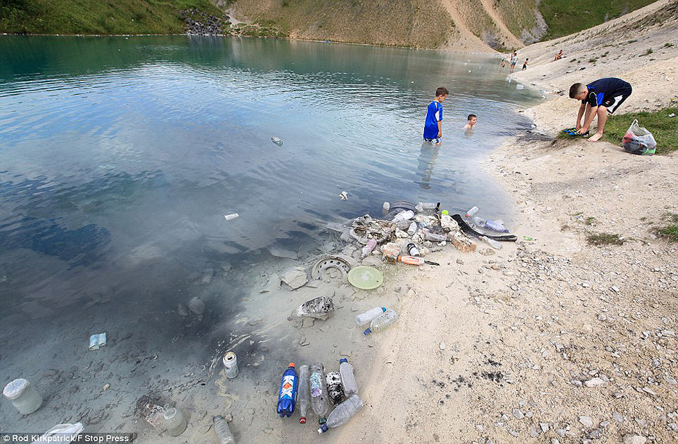 Красота бывает обманчива: А вы бы искупались в отбеливателе?