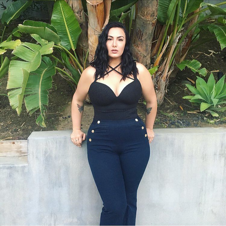 Фигуристая дочь Стивена Сигала