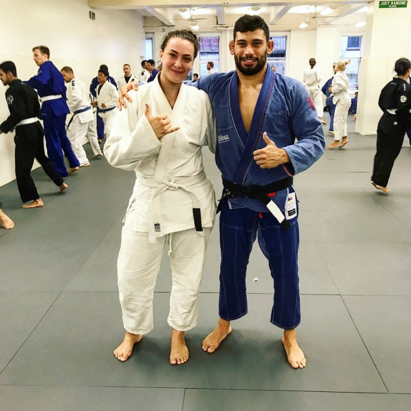 Фигуристая дочь Стивена Сигала