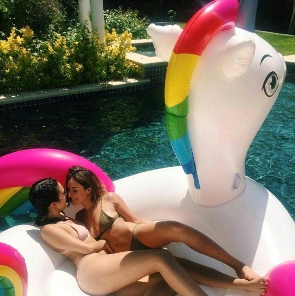 Девушки у бассейна