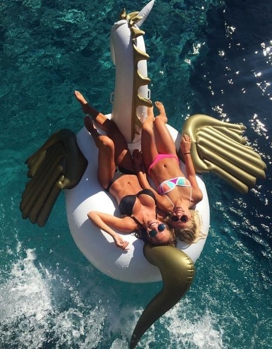 Девушки у бассейна