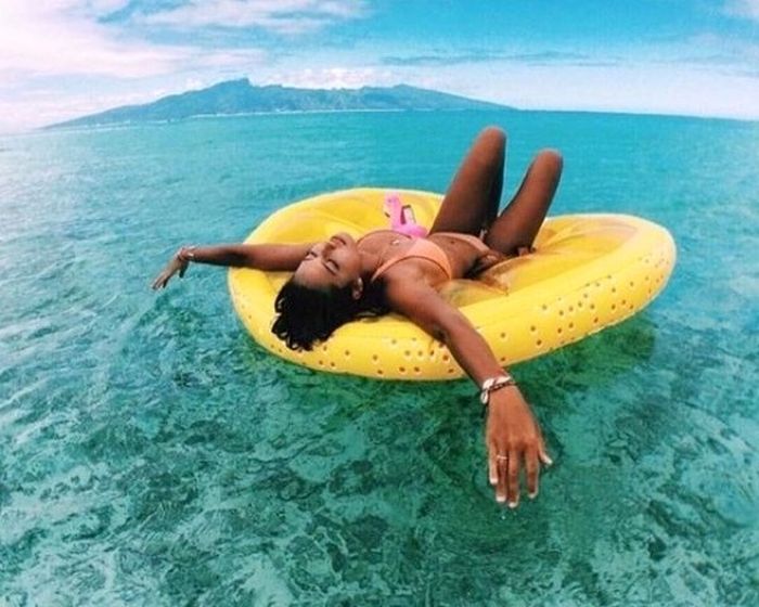 Девушки у бассейна