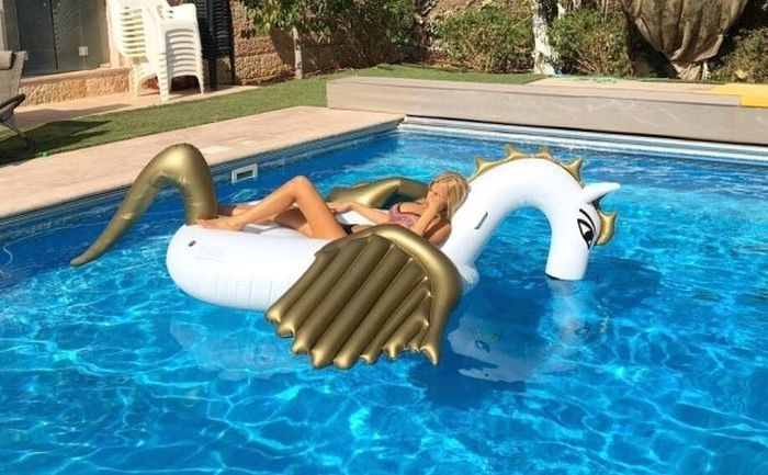 Девушки у бассейна