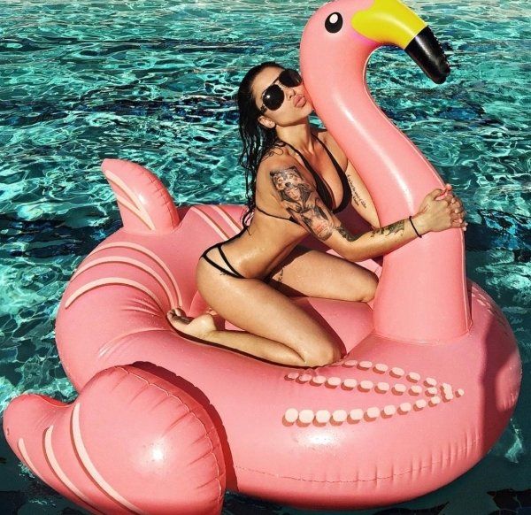 Девушки у бассейна