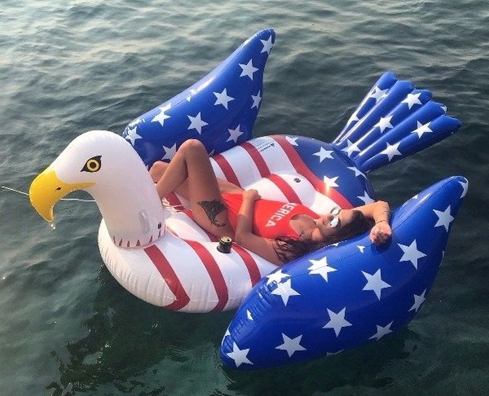 Девушки у бассейна