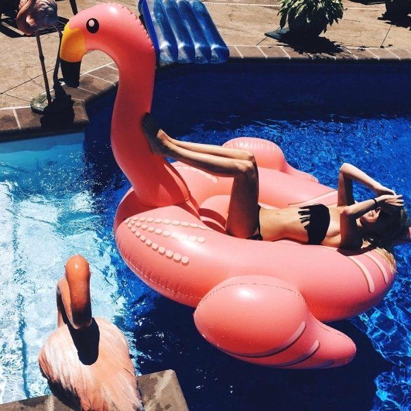 Девушки у бассейна