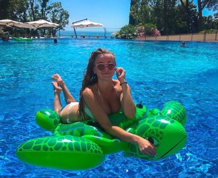 Девушки у бассейна