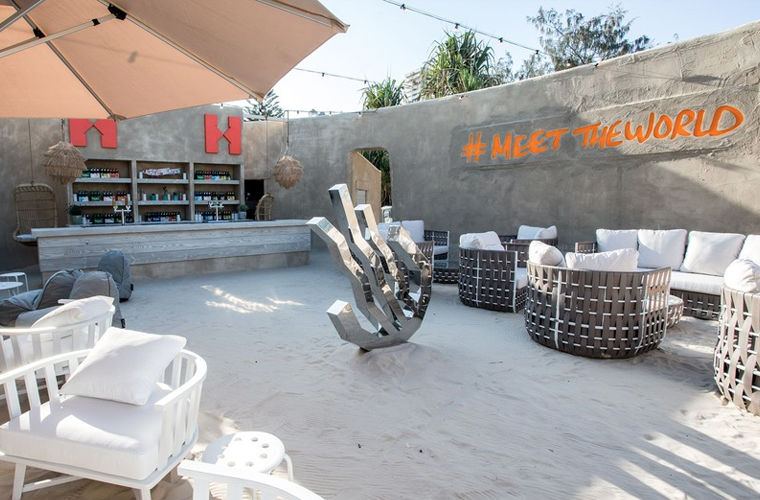 В австралийском городе Голд Кост открылся хостел из песка