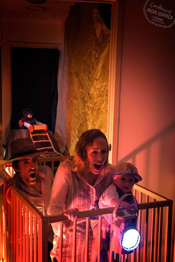 Родители с сыном воссоздают сцены из фильмов