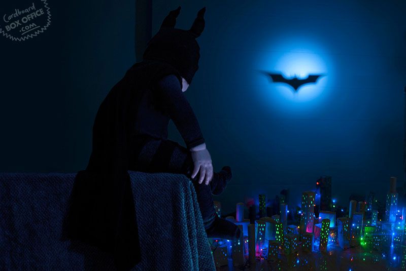 Родители с сыном воссоздают сцены из фильмов