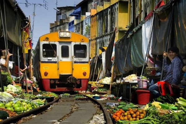 Базар на рельсах в Тайланде