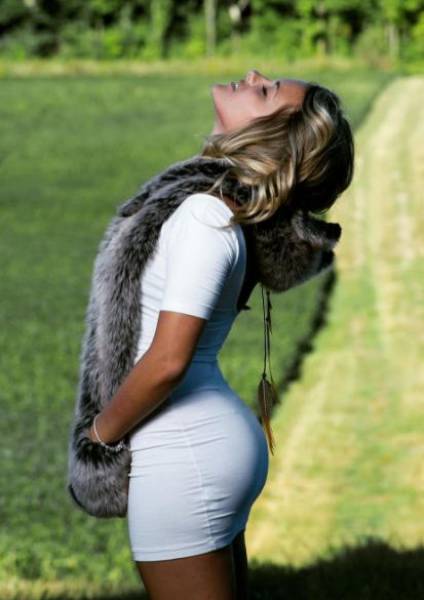 Девушки в облегающих платьях