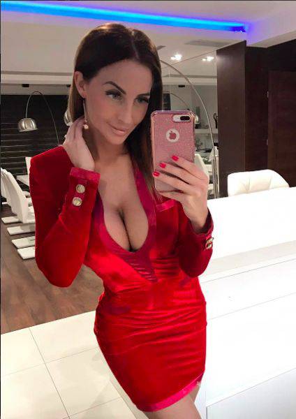 Девушки в облегающих платьях