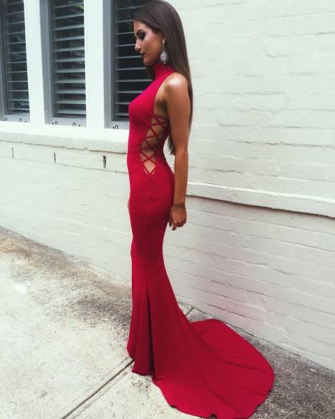 Девушки в облегающих платьях