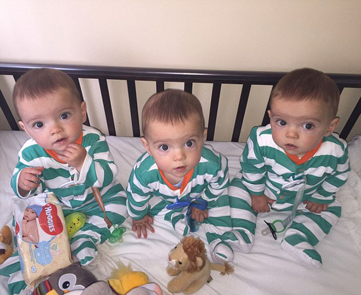 В британской семье родились абсолютно идентичные тройняшки