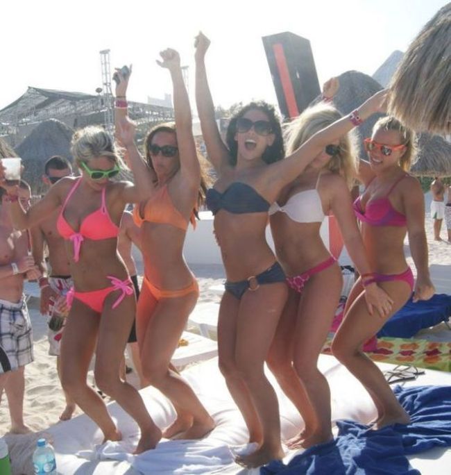 Много красивых девушек в бикини (40 фото)