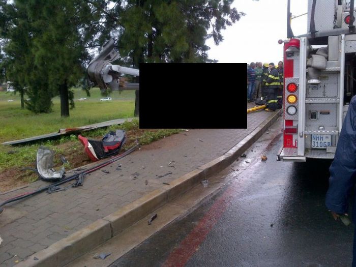 Одел BMW на отбойник (6 фото)